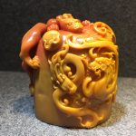 龍鳳呈祥，劉東燕作老撾紅田石高浮雕